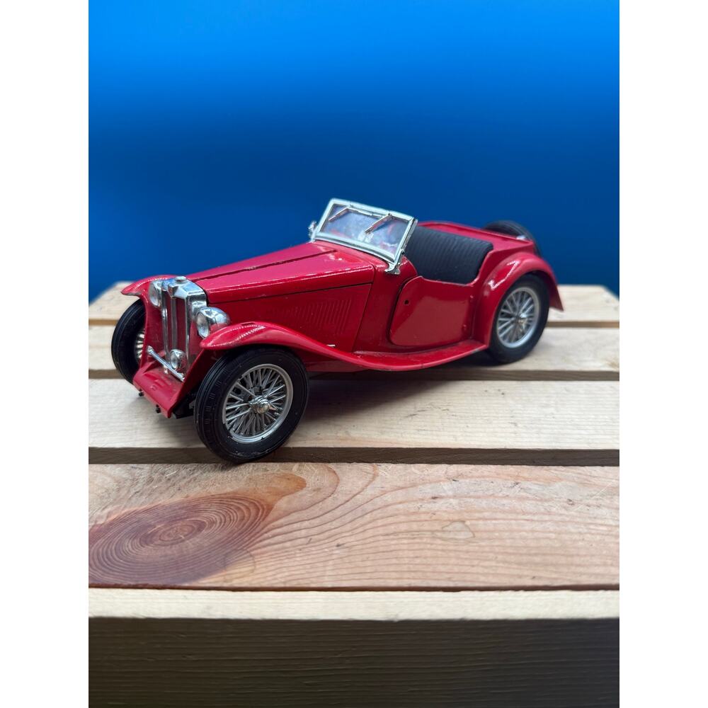 Road Signature 1:18 Scale 1947 MG TC Midget Die-Cast Replica - Red Convertible